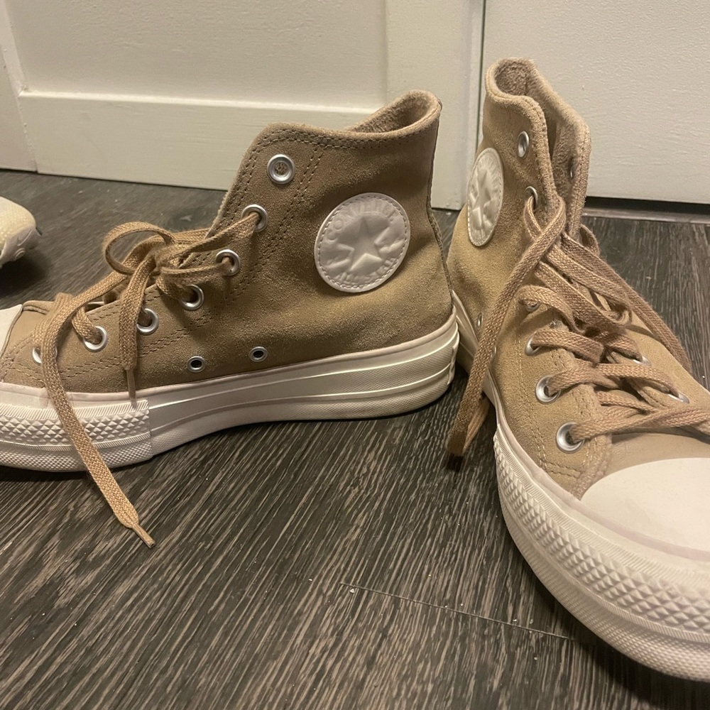Beige Platform high top Converse. Size 7.5